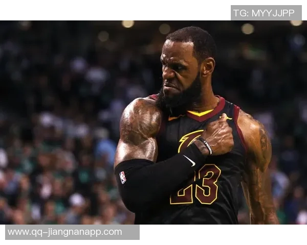 詹姆斯左手肘伤病引发争议球迷称镜头误解引发误会 詹姆斯左手肘伤病引发争议球迷称镜头误解引发误会
